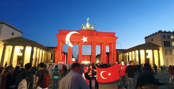 Almanya'daki Brandenburger Tor'a artık bayrak yansıtılmayacak