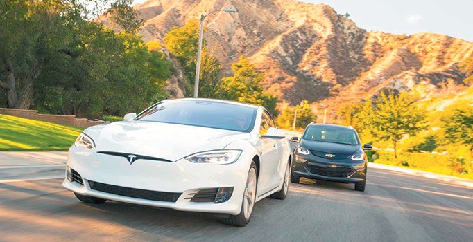 Tesla elektriğe kapıldı otoda devleri geride bıraktı
