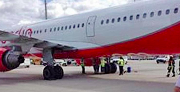 Uçağın kanadında delik açıldı!