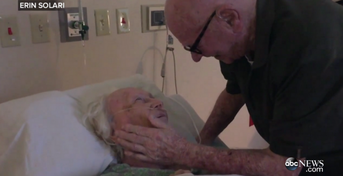 Ölüm yatağında yatan karısı için şarkı söyledi