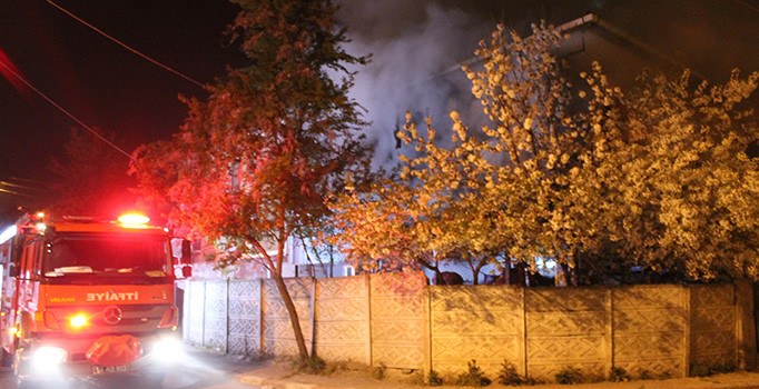 Sakarya'da sabaha karşı meydana gelen yangın paniğe neden oldu | Sakarya haberleri