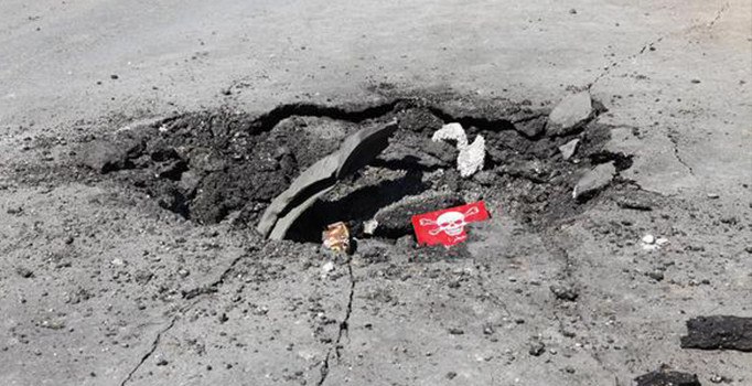 Katliam sonrası dikkat çeken çukur