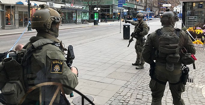 Stockholm'de AVM'ler, sinema ve tiyatrolar kapatıldı, tren seferleri durduruldu