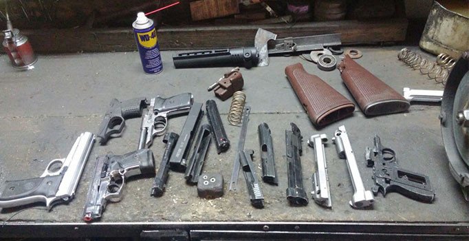 Ankara'da markette ruhsatsız silahlar ele geçirildi