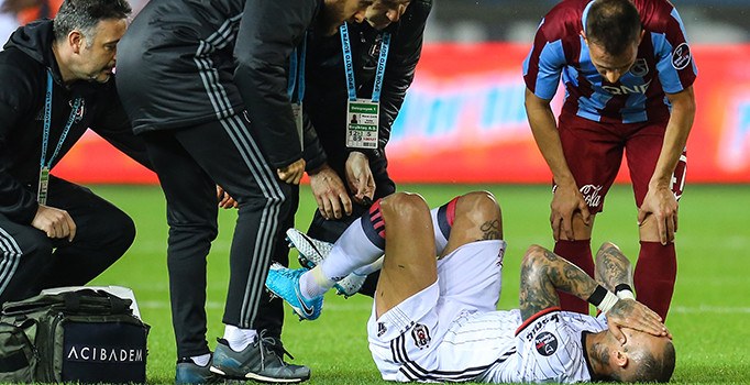 Beşiktaş'ta Quaresma sakatlandı, Cenk Tosun cezalı duruma düştü