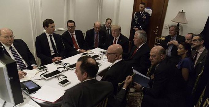 Saldırı sırasında Beyaz Saray'da Trump kurmaylarıyla...