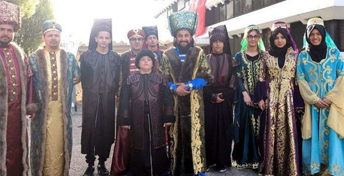 Türk seçmenler Fransa'da 'Diriliş' kostümüyle oy kullandı