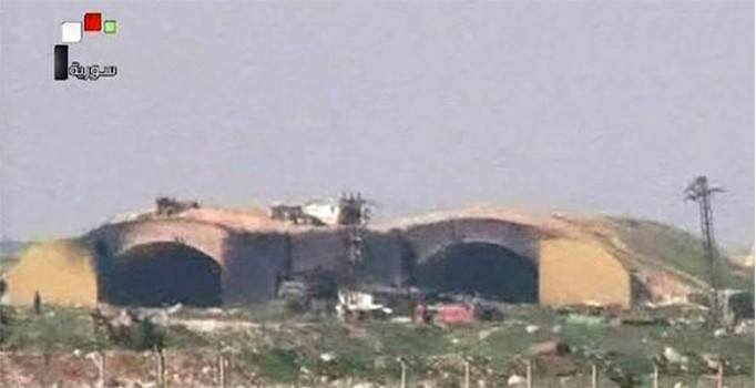 Suriye savaş uçakları Humus'a saldırı