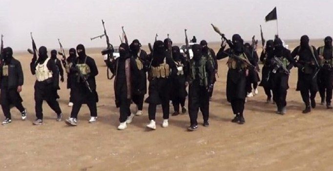 140 sivili öldürüp elektrik direklerine astılar