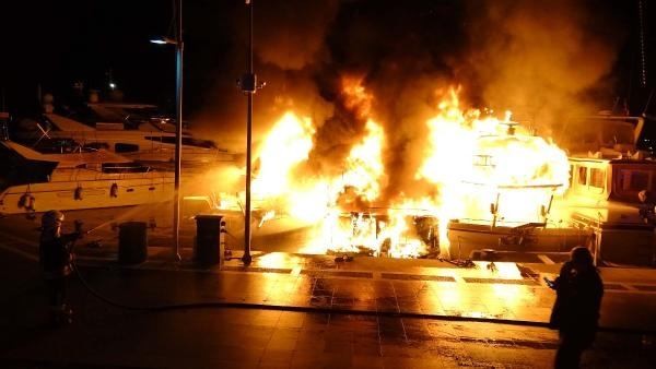 Marmaris Yat Limanı'nda demirli 3 teknede yangın | Muğla haberleri