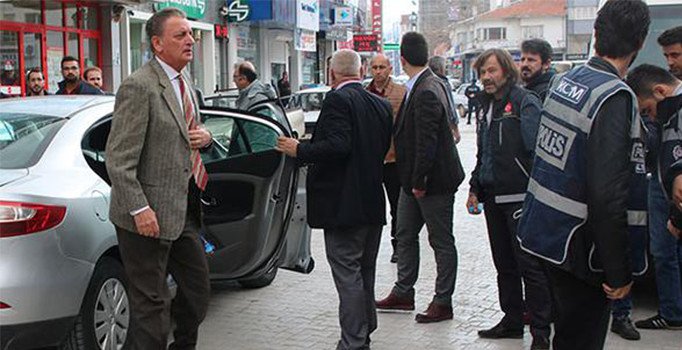 CHP'li Hüsnü Bozkurt'u protesto ettiler