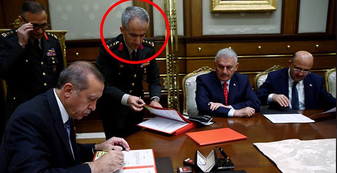 Erdoğan'a YAŞ kararlarını sunan albay Fehmi Atuk generalleri fişlemiş