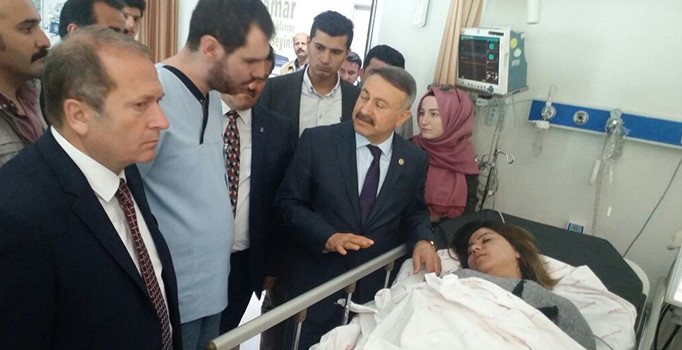 Mersin'de AK Parti'lilere taşlı saldırı: 5 yaralı