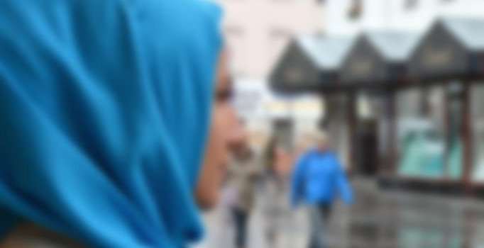 Almanya'da başörtülü genç darp edildi