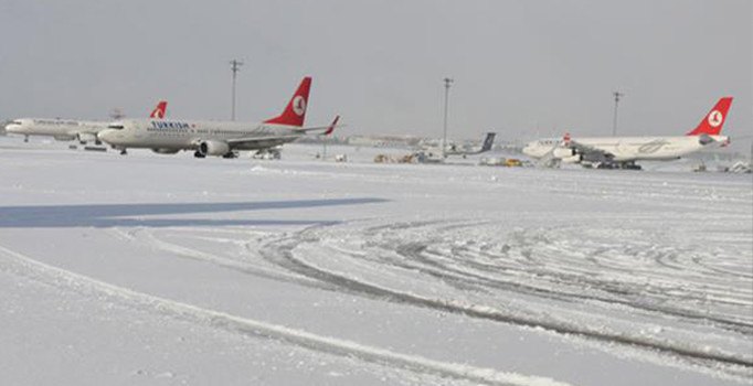 Atatürk Havalimanı'nın karlı havalarda buz tutan pistine kumlu çözüm