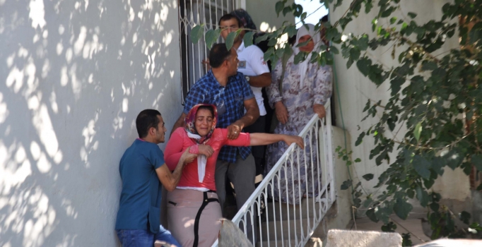 Şehit uzman çavuş Mehmet Ali Bozkurt'un baba evine ateş düştü