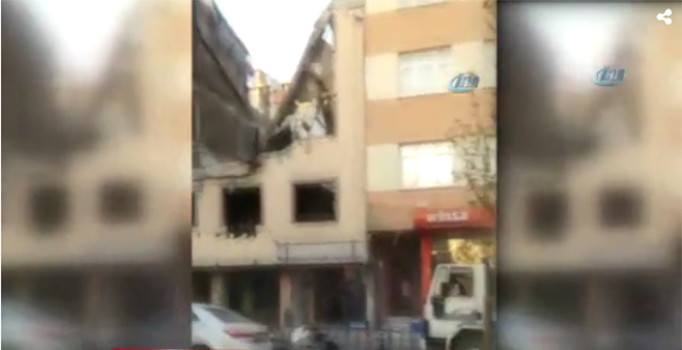 Bina yıkımında anne ve kızı ölümden son anda kurtuldu