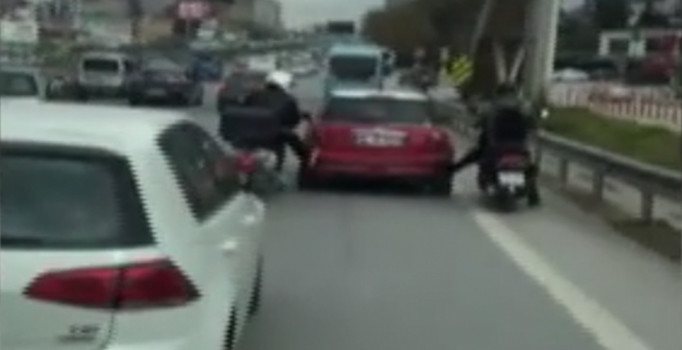 İstanbul trafiğinde pes dedirten görüntüler