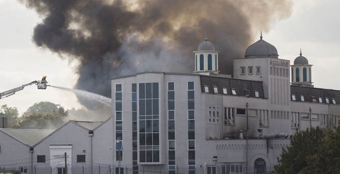 Londra'daki Baitul Futuh Camii'de yangın çıktı!