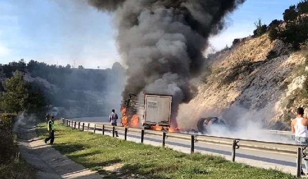 Adana'da TIR seyir halinde alev aldı