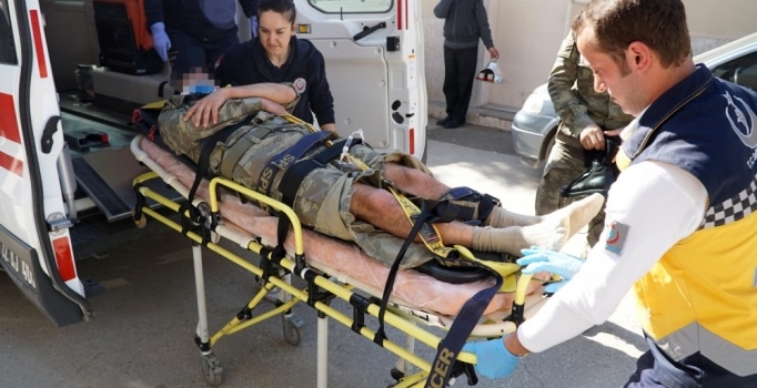 Edirne'de elektrik direğinden atlayan asker yaralandı