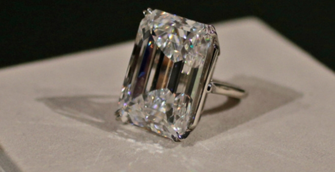 100 kıratlık elmas yüzük 
22.1 milyon dolara satıldı