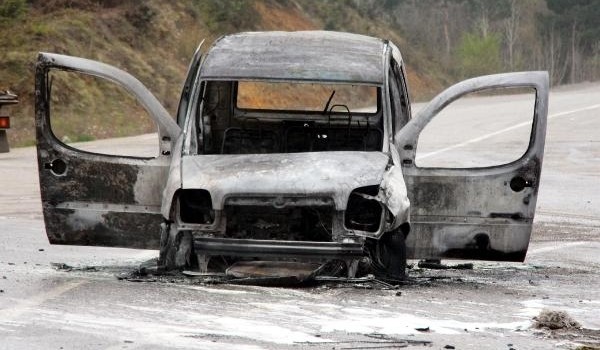 Zonguldak'ta seyir halindeki araç alev aldı