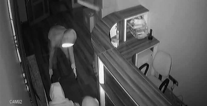 Bağcılar'da hırsızlar iş yerini soyabilmek için yolu trafiğe kapattılar