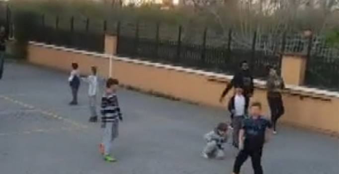 Fenerbahçe'nin yıldız futbolcusu Lens çocuklarla top oynadı