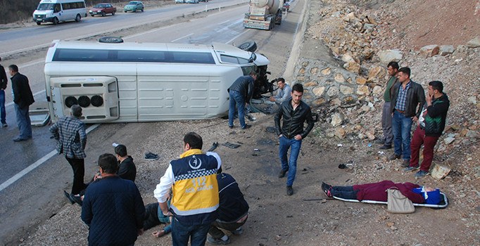 Tokat'ta öğrenci servisi devrildi: 16 yaralı