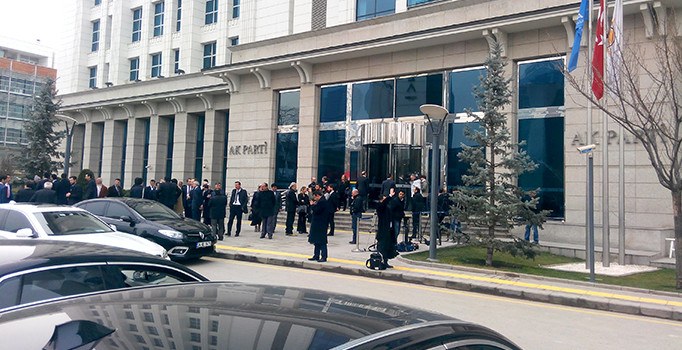 AK Parti Genel Merkezi önünde intihar girişimi