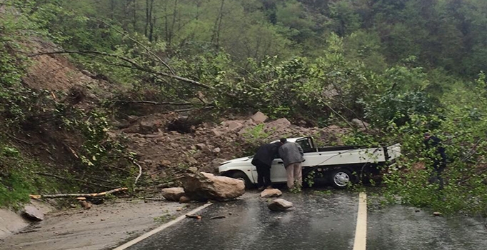 Rize’de heyelan karayolunu ulaşıma kapattı