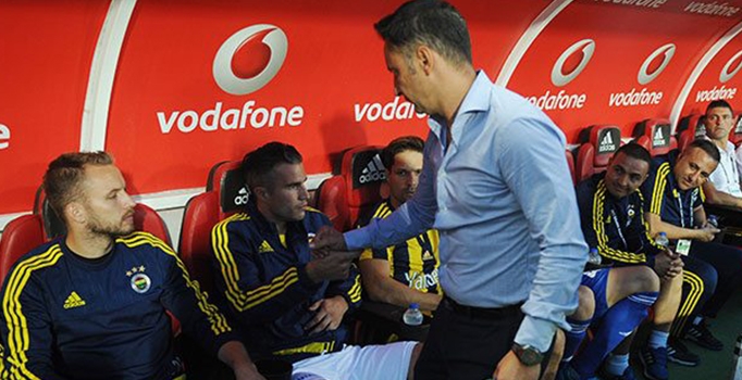 Van Persie ve Vitor Pereira arasındaki gerginlik sürüyor