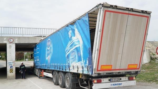 Edirne'de TIR çarptığı üstgeçide sıkıştı | Edirne haberleri