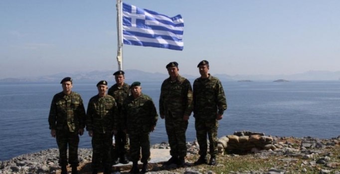 Yunan komutandan Kardak manzaralı hatıra fotoğrafı