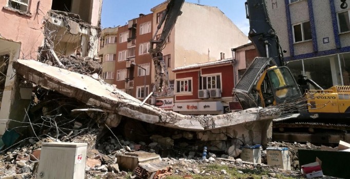 Çanakkale'de iş makinesi operatörü duvarın altında kaldı