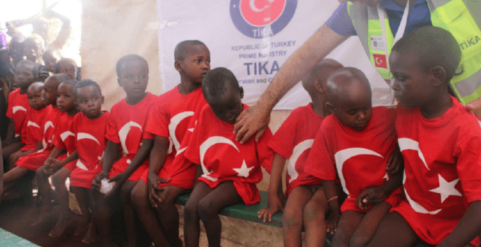 Afrika’da Türk hekimleri 780 çocuğu sünnet etti