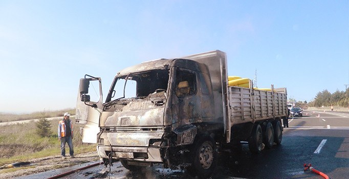 Kırklareli’nde seyir halinde alev alan kamyon kül oldu