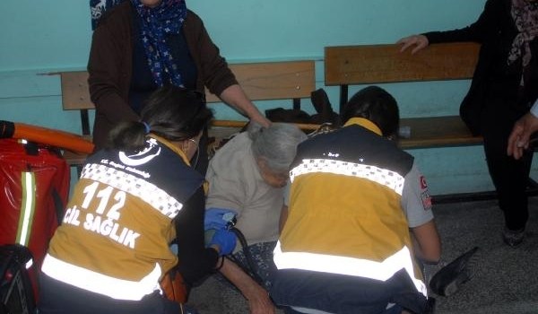 88 yaşındaki kadın oy kullandıktan sonra fenalaştı | Antalya haberleri