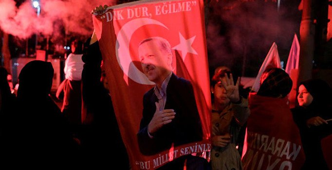 Cumhurbaşkanı Erdoğan balkonda halka hitap etti: İlk iş idamı görüşeceğim