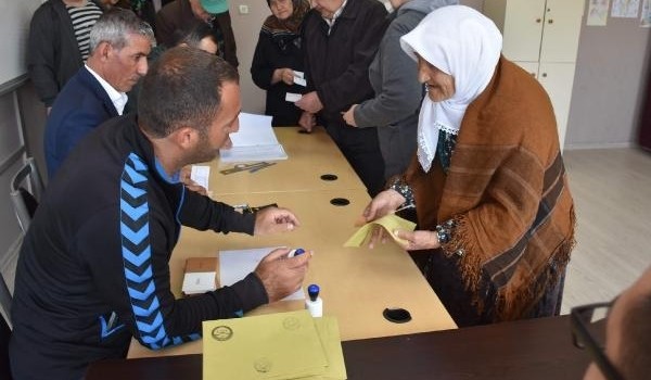 Türkiye’de referanduma katılımı ABD'yi geçti