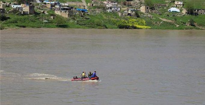 Dicle Nehri'ni AFAD yardımıyla geçip oy kullandılar