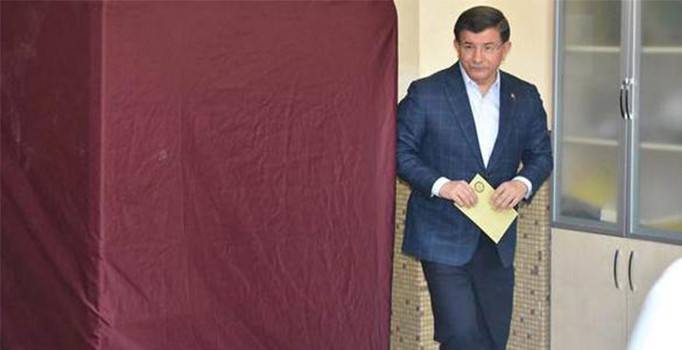 Davutoğlu'ndan sandık başında mesaj: Herkes birbirlerine saygıyla muhabbetle bakmalı