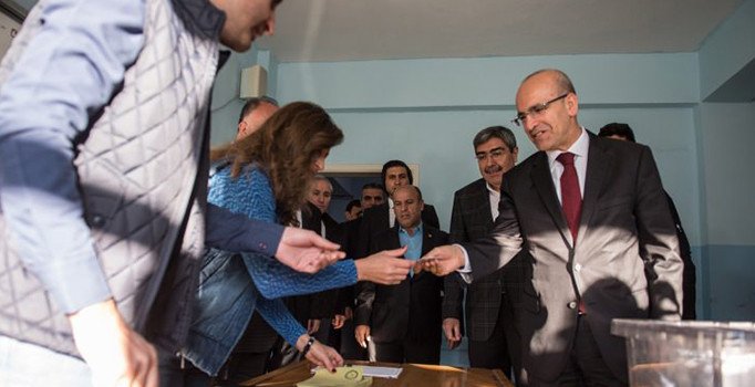 Tüm Türkiye'de oy verme işlemi başladı