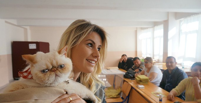 Oy kullanmaya kedileriyle geldiler | Edirne haberleri