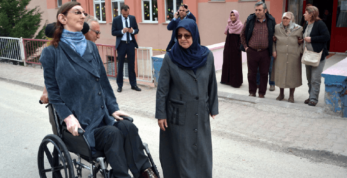 Dünyanın 'en uzun genç kızı' oyunu kullandı