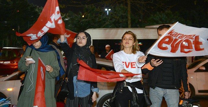 Cumhurbaşkanının evinin önünde seçim coşkusu