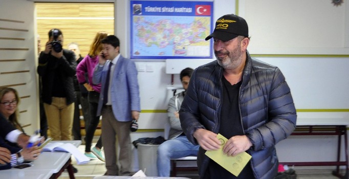 Cem Yılmaz oy vermeye elektrikli bisikletiyle geldi