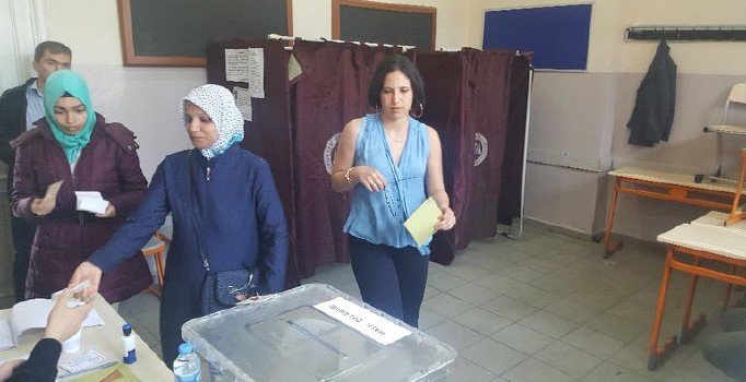 Hülya Avşar'ın kızı Zehra Çilingiroğlu ilk kez oy kullandı