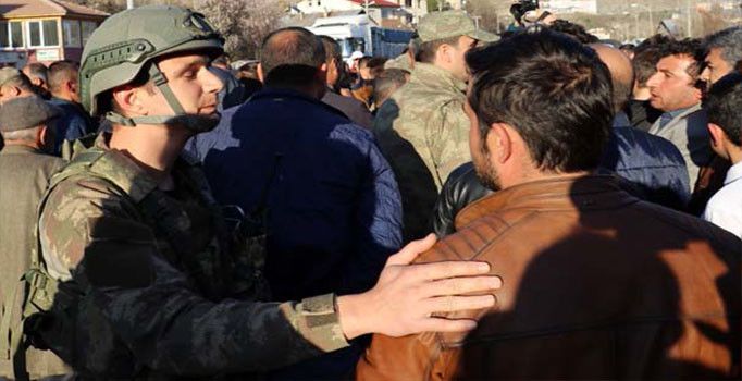 Tekke köyünde 1 ayda 3 kaza olunca köylü yolu kapattı